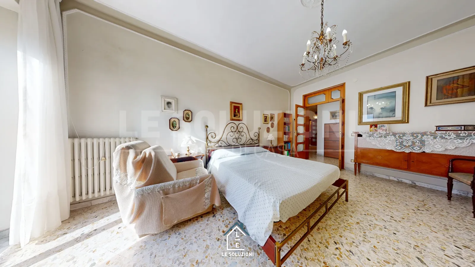 Camera matrimoniale con letto in ferro battuto e terrazzo – Casa indipendente a Putignano