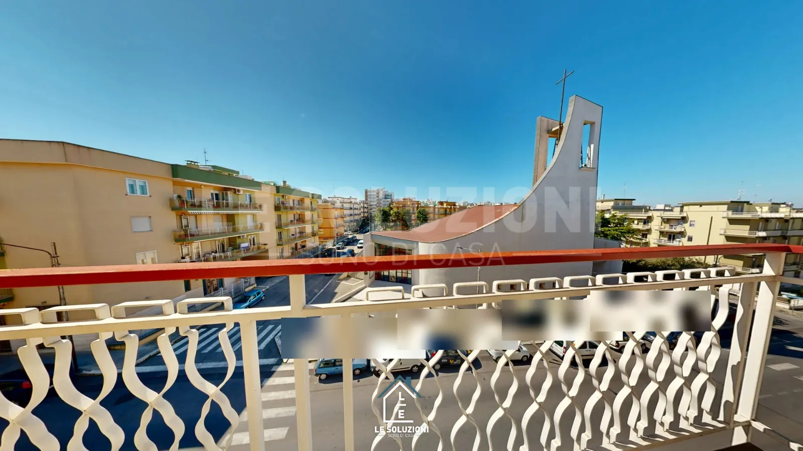 Vista dal balcone su strada e chiesa con campanile – Appartamento a Putignano
