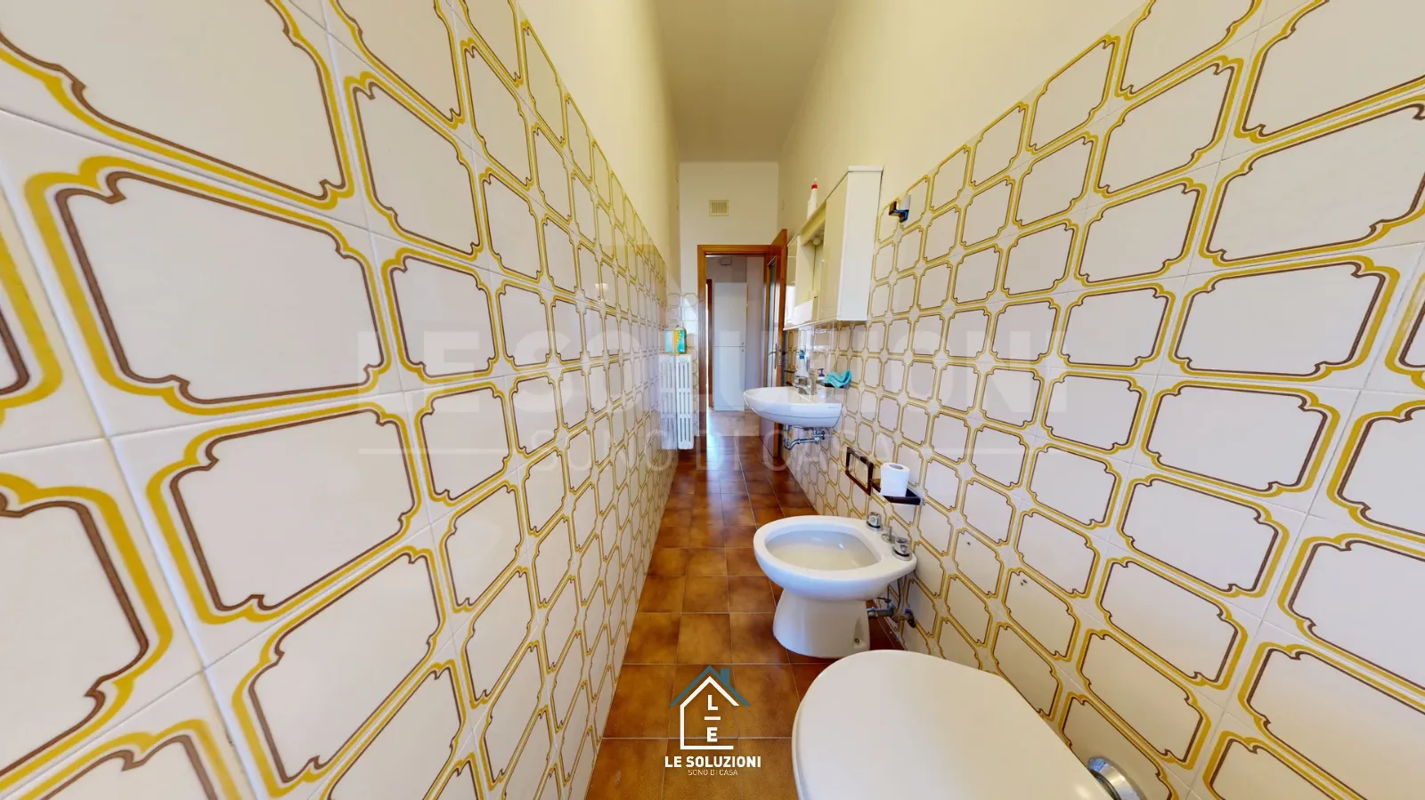 Bagno stretto con piastrelle anni '70 gialle, bidet e lavabo – Appartamento a Putignano