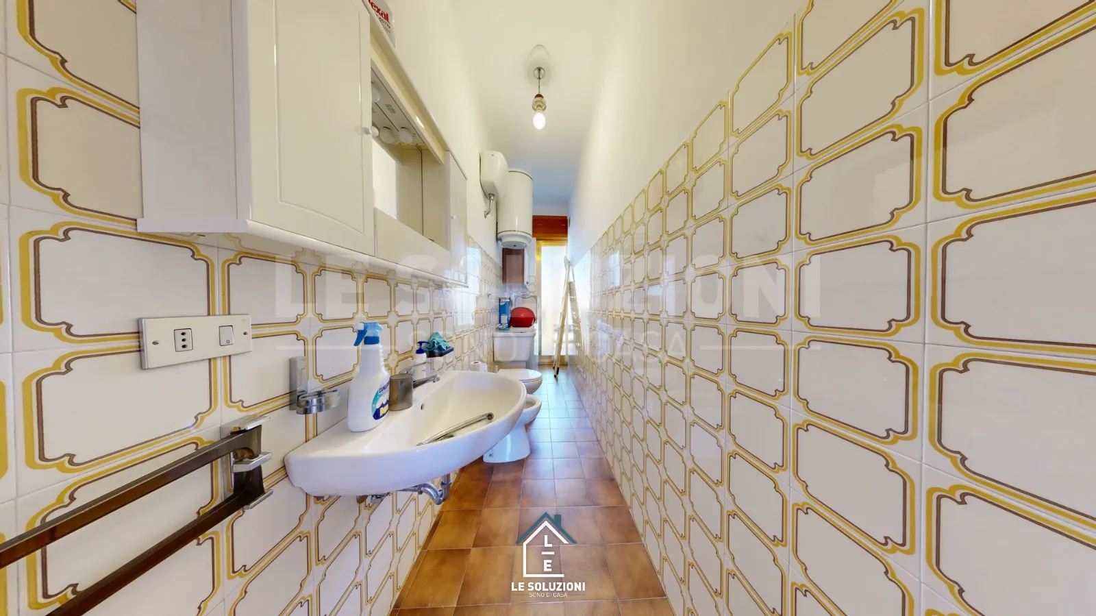 Bagno lungo con lavabo, scaldabagno e piastrelle vintage gialle – Appartamento a Putignano