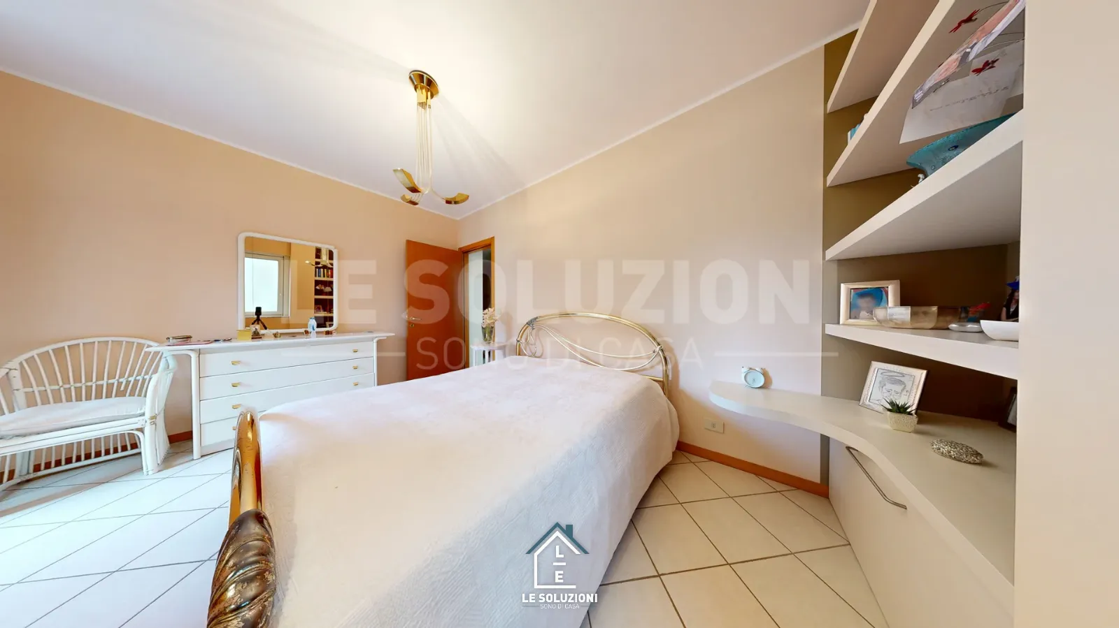 Camera da letto con cassettiera bianca e libreria integrata – Appartamento a Putignano