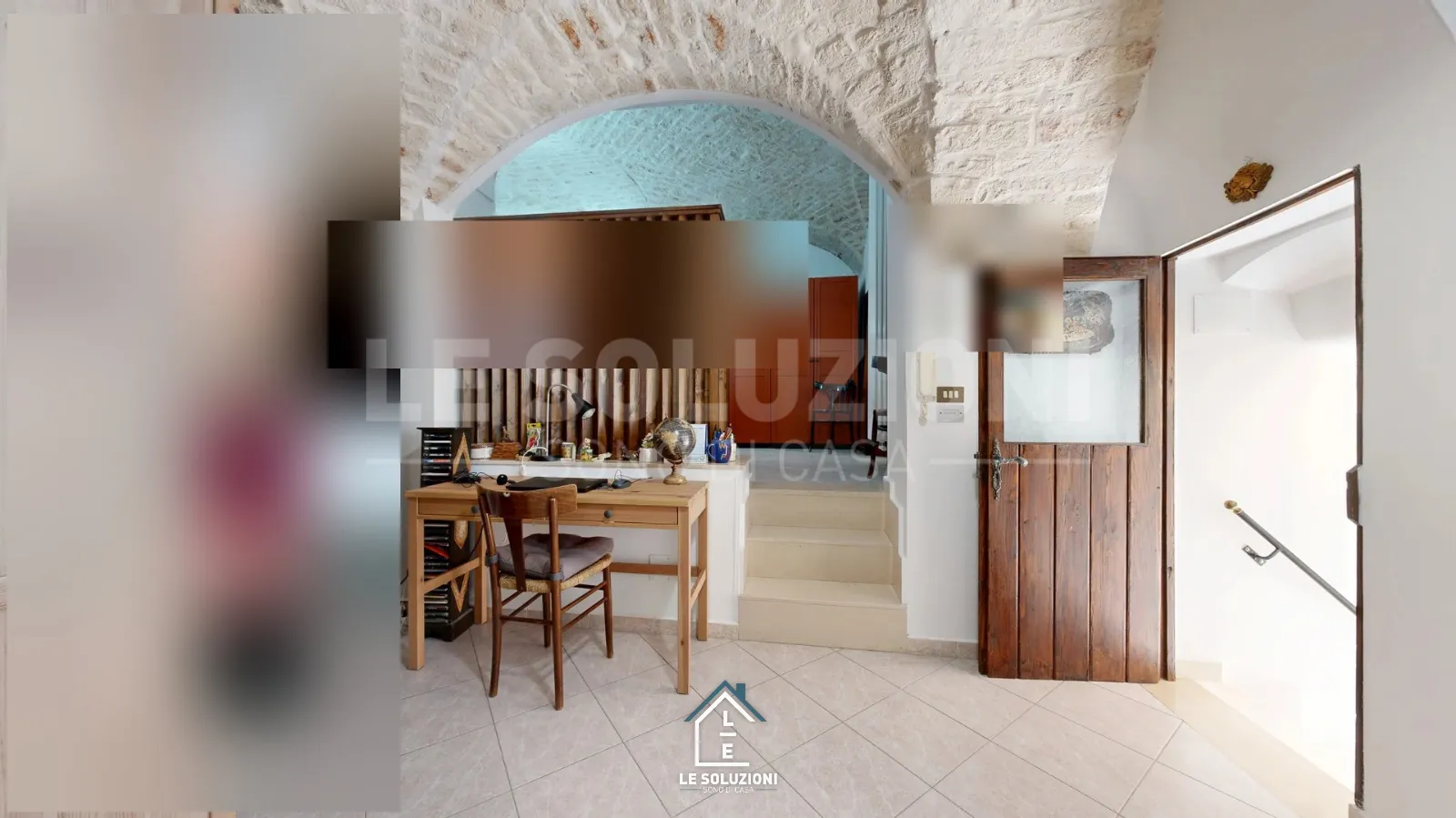 Ingresso con volta in pietra, scrivania in legno e porta antica – Casa indipendente a Putignano
