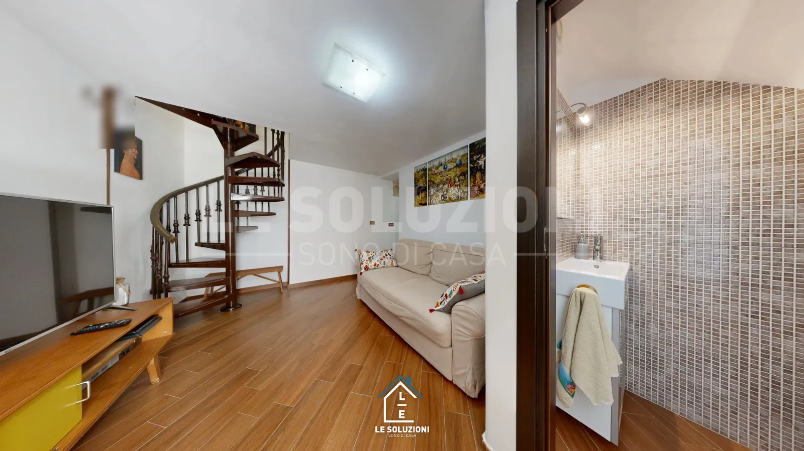 Soggiorno con scala a chiocciola in legno e angolo lavabo – Casa indipendente a Putignano