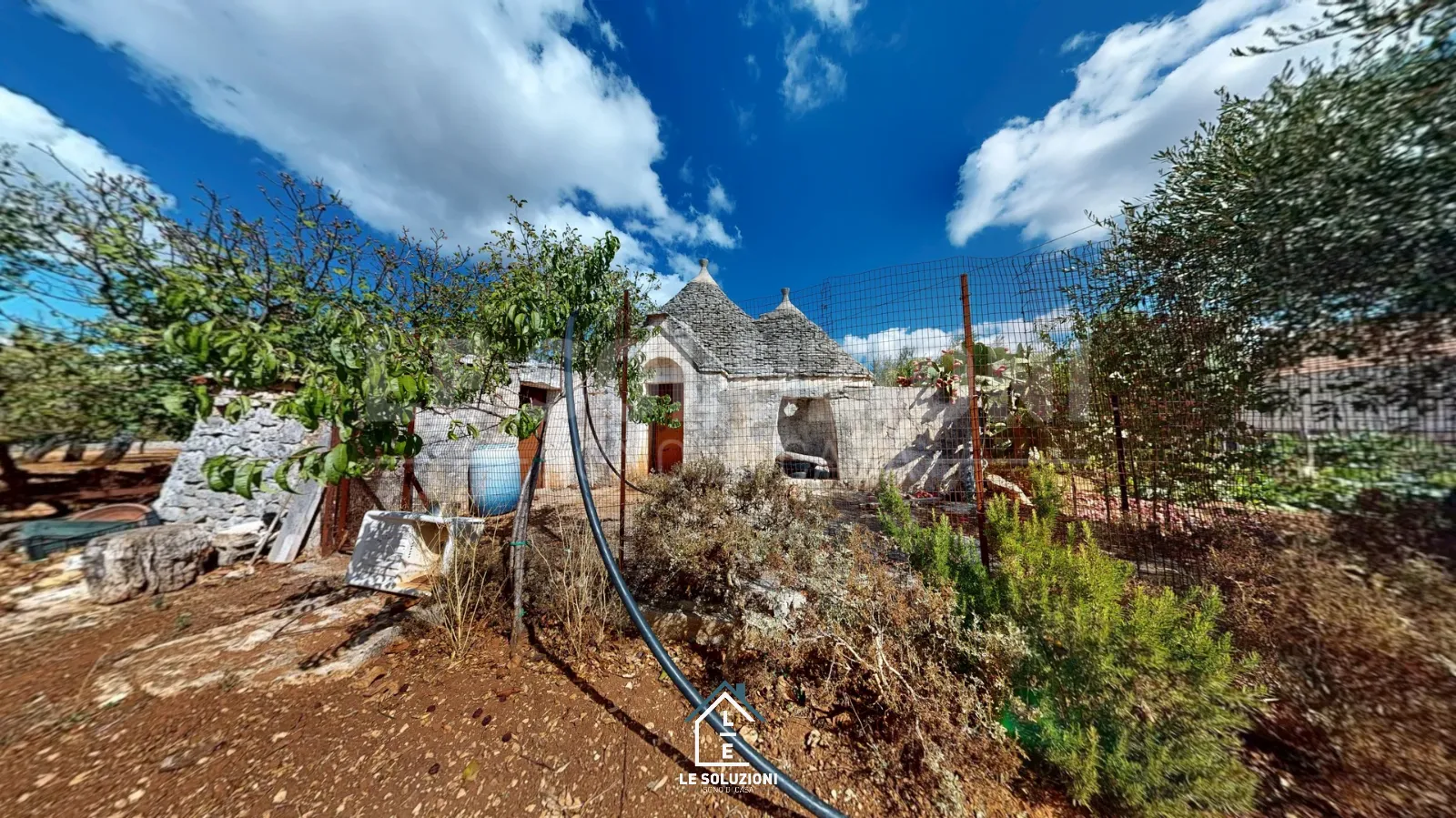 Trullo con coni in pietra e piccolo giardino arido – Trulli a Putignano