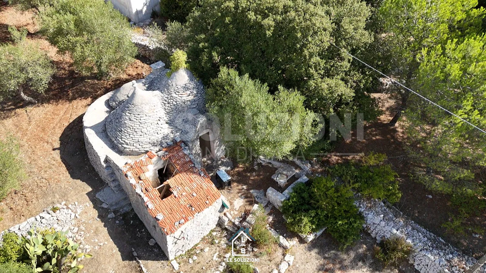 Vista drone: trullo con tetto in tegole parzialmente crollato – Trulli a Putignano