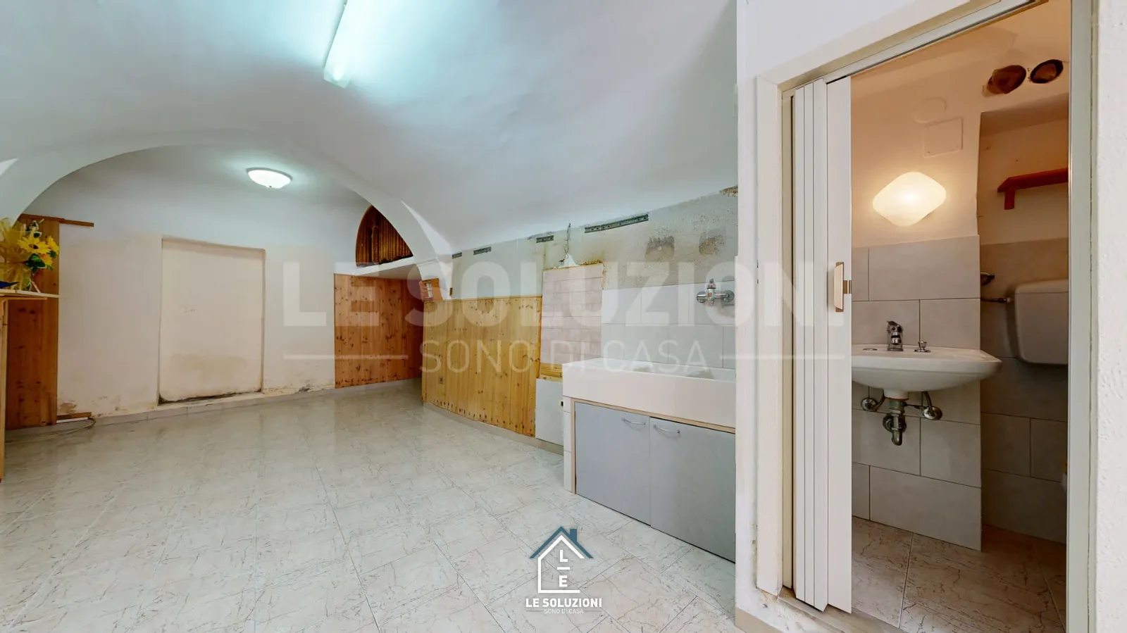 Vano con volta, vasca murata, rivestimento legno e bagno – Terra-Tetto a Putignano