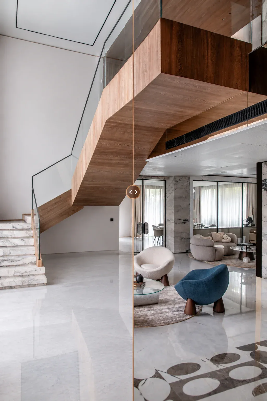 Soggiorno di lusso a doppia altezza con scala in marmo e legno, pavimento lucido e poltrone di design